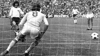 Paul Breitner juga masuk merupakan salah satu pemain andalan Bayern dan timnas Jerman, saat berjaya di Piala Champions dengan klubnya dan Piala Dunia bersama timnasnya tahun 1974. (Foto: AFP PHOTO)
