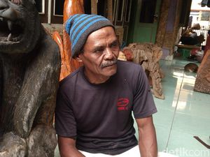 Mengenal Jhoni Tunggul, Pemahat Akar Pohon dari Cirebon