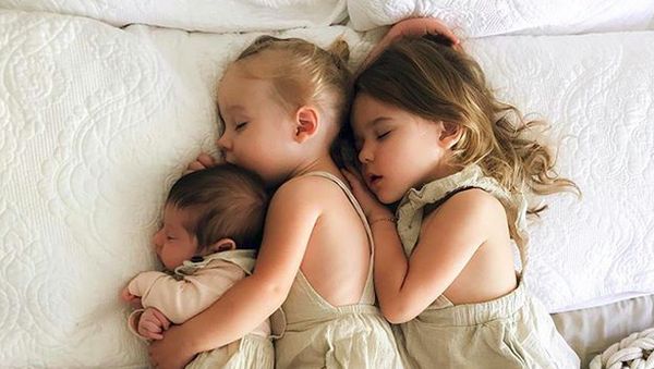 Potret Kakak-Adik yang sedang Terlelap Ini Super Menggemaskan