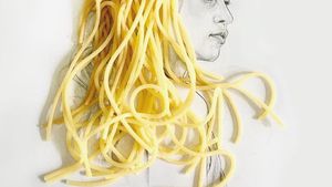 Keren! Seniman Ini Lukis Rambut Pakai Aneka Makanan
