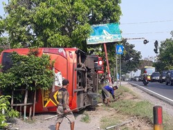 Bus Sugeng Rahayu Terguling di Ngawi, 17 Penumpang Selamat