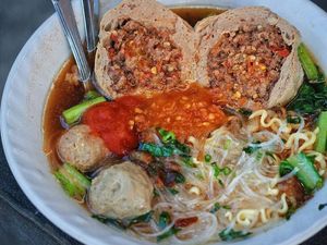 Tambah Semangat di Hari Senin dengan Bakso Mercon yang Pedas Nendang