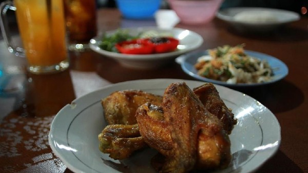 Wisata Kuliner Ayam Goreng Mbah Karto Langganan Jokowi