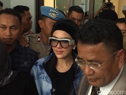 Jalani Sidang First Travel, Spion Mobil Mewah Syahrini Rusak