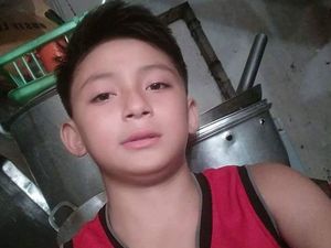 Jualan Daging di Pasar, Foto Remaja Ganteng Ini Viral