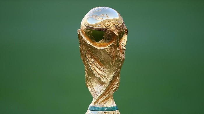 Trofi Piala Dunia RIO DE JANEIRO, BRAZIL - JULY 13: The World Cup trophy sits on display prior to the 2014 FIFA World Cup Brazil Final match between Germany and Argentina at Maracana on July 13, 2014 in Rio de Janeiro, Brazil. (Photo by Clive Rose/Getty Images)
