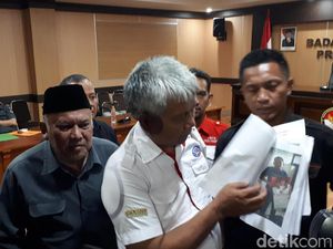 Sejumlah PNS Disdik Jabar Pose Tiga Jari Diadukan ke Bawaslu Sejumlah PNS Disdik Jabar Pose Tiga Jari Diadukan ke Bawaslu
