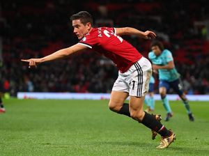 Herrera Ingin Selama Mungkin di MU