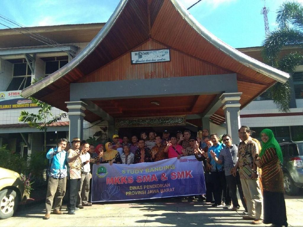 Penjelasan Disdik Jabar soal PNS Pose Tiga Jari Penjelasan Disdik Jabar soal PNS Pose Tiga Jari