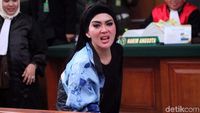 Kegerahan, Syahrini Buka Jaket dan Kipas-kipas
