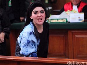 Kegerahan, Syahrini Buka Jaket dan Kipas-kipas