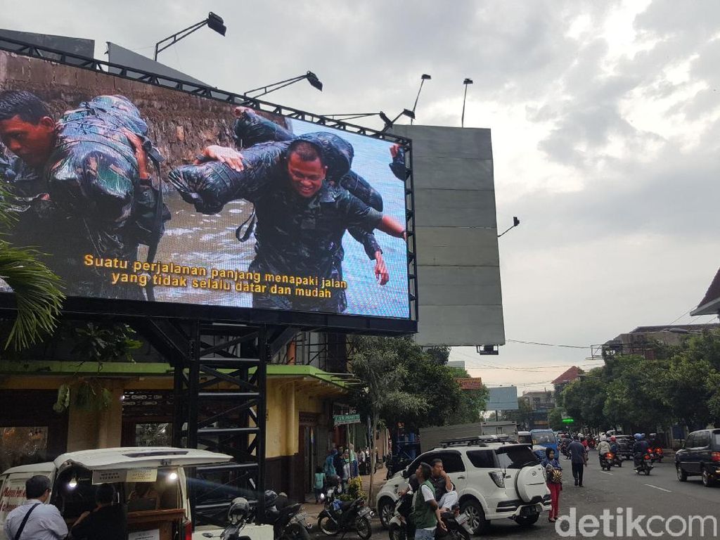 Narasi Patriotik dalam Videotron Bergambar Gatot Nurmantyo di Malang