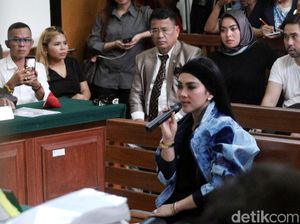 Gerah! Syahrini Buka Jaket di Sidang First Travel