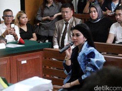 Gerah! Syahrini Buka Jaket di Sidang First Travel