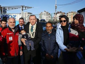 Mengungsi ke Turki, Bayi Karim Bermata Satu Digendong Erdogan Mengungsi ke Turki, Bayi Karim Bermata Satu Digendong Erdogan