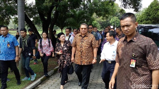 Di Petilasan Majapahit, SBY Makan Bersama Warga dan Kader 