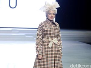 Mirip Boneka, Ini Tampilan Dewi Sandra hingga Olla Ramlan di IFW 2018 Mirip Boneka, Ini Tampilan Dewi Sandra hingga Olla Ramlan di IFW 2018
