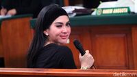 Aksi Syahrini saat Sidang, Kejambak hingga Kegerahan