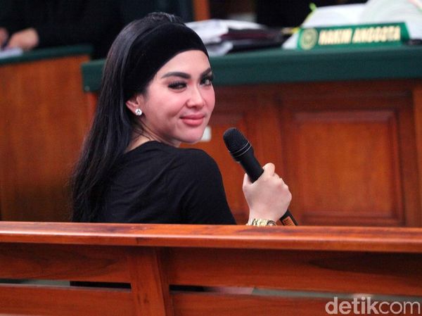 Aksi Syahrini saat Sidang, Kejambak hingga Kegerahan