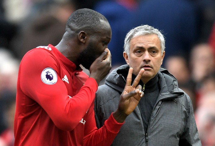 MANCHESTER, ENGLAND - MARCH 10:  Romelu Lukaku of Manchester United speaks with Jose Mourinho during the Premier League match between Manchester United and Liverpool at Old Trafford on March 10, 2018 in Manchester, England.  (Photo by Michael Regan/Getty Images)