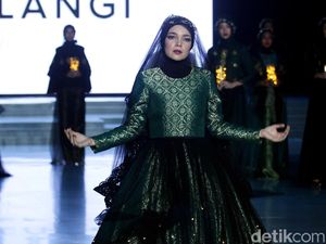 Megah, Gaun Glowing in the Dark Dian Pelangi di IFW 2018 Megah, Gaun Glowing in the Dark Dian Pelangi di IFW 2018