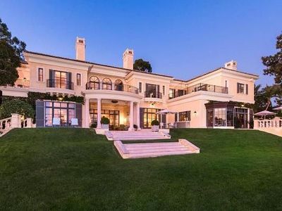 Mau Jadi Tetangga Oprah? Tuh Rumah Sebelah Dijual Rp 600 M