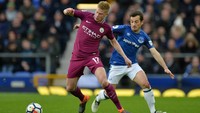 Kevin De Bruyne, Manchester City. De Bruyne kembali jadi salah satu komandan lini tengah City dengan 137 operan termasuk 10 di antaranya umpan jauh, dengan separuh di antaranya tepat sasaran. Ia juga satu assist saat City melibas Everton. (Foto: Peter Powell/Reuters)