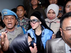 Mangkir Dua Kali, Syahrini Berdesakan Hadir di Sidang First Travel