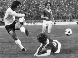 Ketajaman striker Jerman Gerd Mueller membuatnya layak masuk staring XI Piala Dunia. Dari dua kali keikutsertaannya di Piala Dunia, 14 gol dicetaknya. Ia sempat menjadi top skorer sepanjang masa Piala Dunia, sebelum dipecahkan Miroslav Klose empat tahun lalu. (Foto: AFP PHOTO)