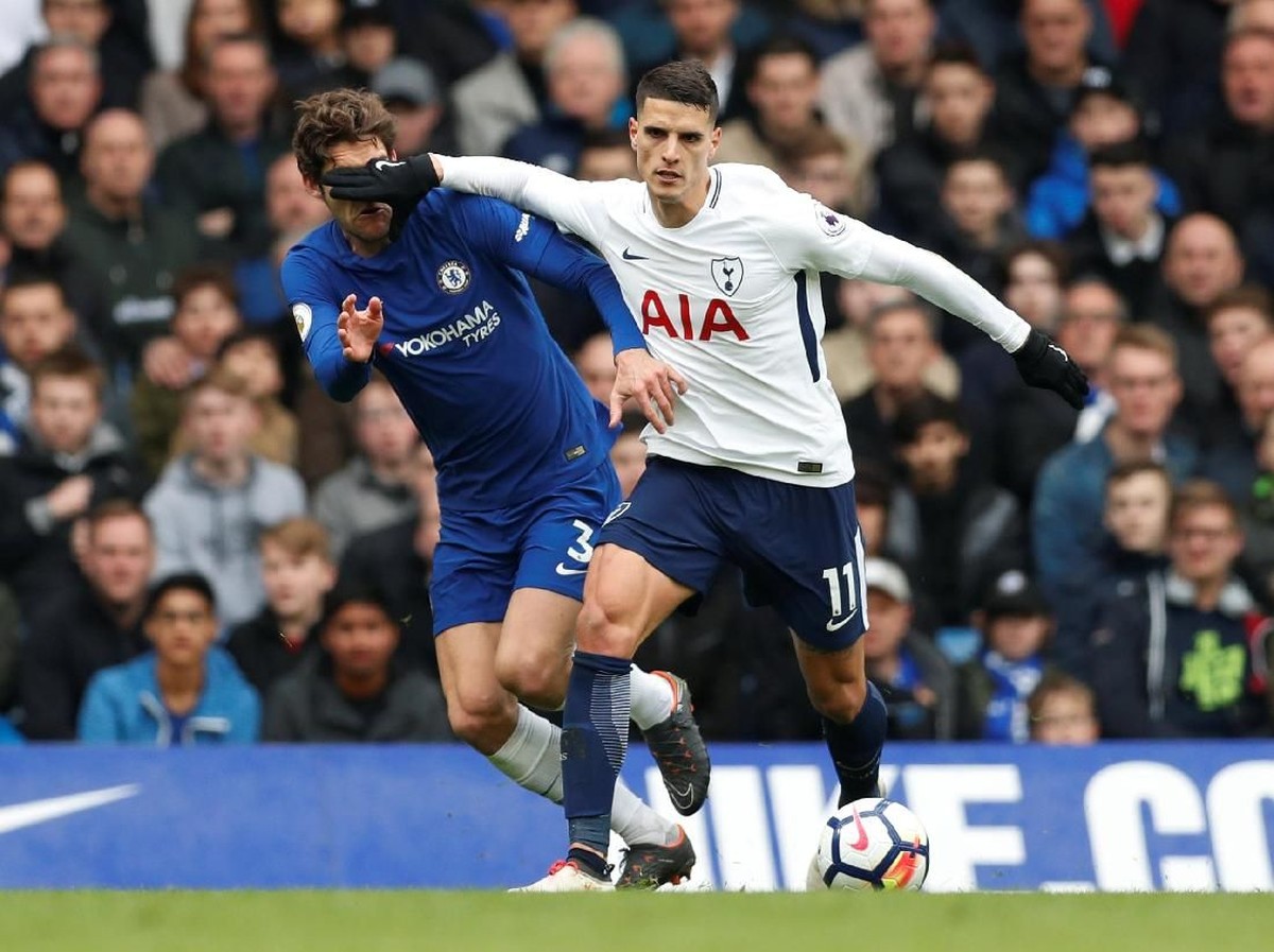 Marcos Alonso saat mengawal pertahanan Chelsea di laga melawan Tottenham Hotspur. (Foto: Matthew Childs/Reuters)