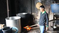 Foto: Warga Garut Olah Limbah Tempe Jadi Biogas dan Pupuk