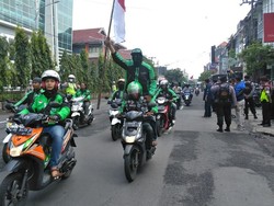 Ratusan Driver Ojek Online Longmarch ke Kantor Aplikator, Ada Apa?