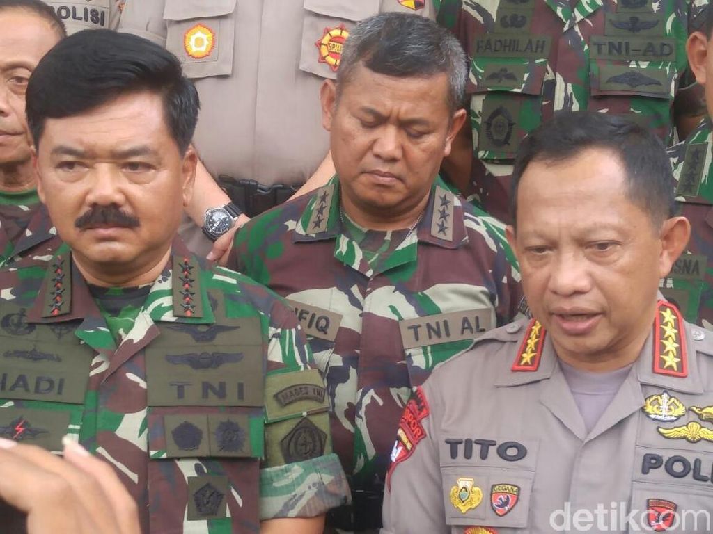 Kapolri dan Panglima TNI Melayat Korban Rusuh di Papua Kapolri dan Panglima TNI Melayat Korban Rusuh di Papua