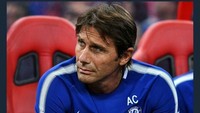 Dan yang menjadi sorotan adalah manajer Chelsea, Antonio Conte. Ia gagal membawa Chelsea tampil apik usai juara musim lalu, seperti halnya di era Jose Mourinho. Padahal kamu sudah janji lho, Conte. (Foto: Twitter @BBCSport)]