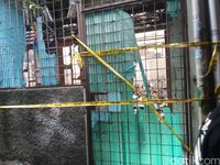 Rumah konveksi yang diduga awal sumber api kini dipasangi garis polisi