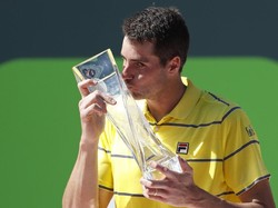 Kalahkan Zverev, Isner Juara