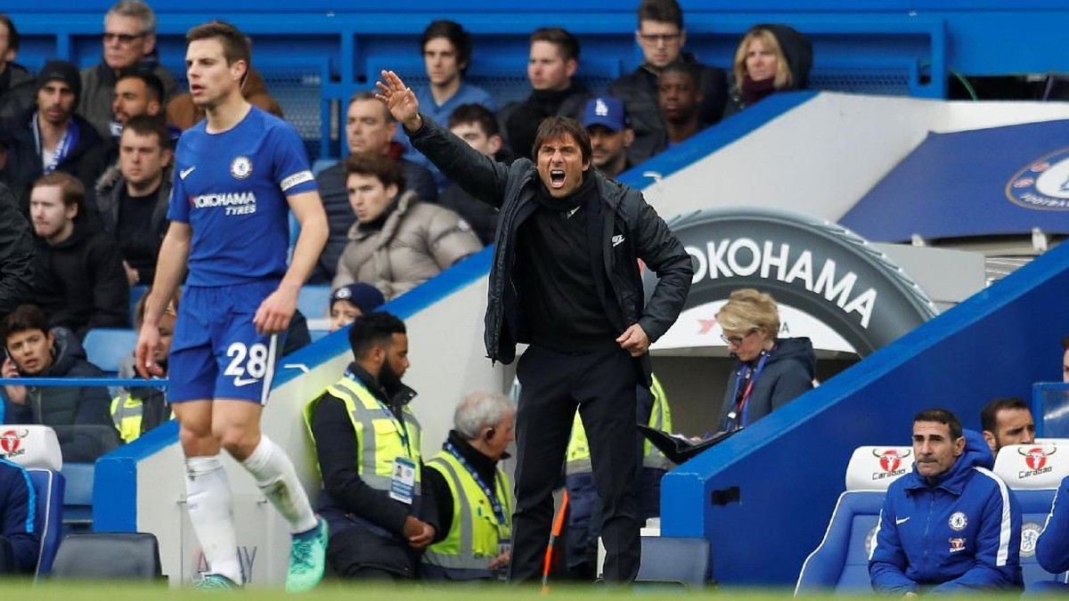 Antonio Conte saat memimpin Chelsea menghadapi Tottenham Hotspur. Chelsea kalah 1-3 di laga itu. (Foto: Peter Nicholls/Reuters)