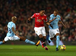 Fernandinho: City Ingin Cetak Sejarah di Depan Mata MU
