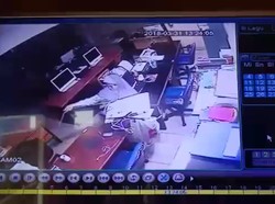 Perempuan Terekam CCTV Curi Komputer di Jaktim