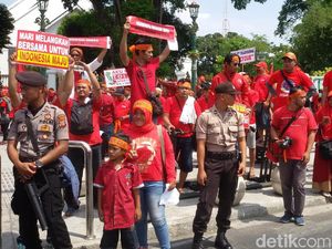 Pedagang Pulsa DIY-Jateng Demo Registrasi SIM Card Dibatasi Pedagang Pulsa DIY-Jateng Demo Registrasi SIM Card Dibatasi