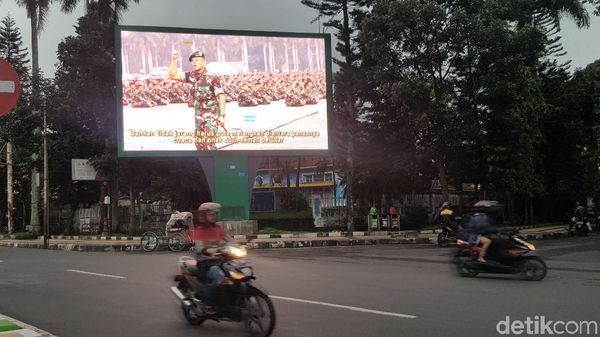 Foto-foto Gatot dan Narasi Patriotik dalam Videotron di Malang