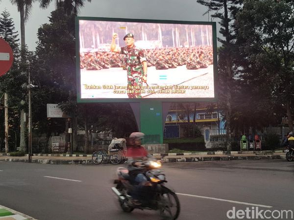 Foto-foto Gatot dan Narasi Patriotik dalam Videotron di Malang