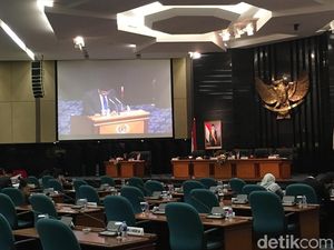 PDIP Kritik Anies-Sandi Lewat Pantun di Paripurna DPRD DKI