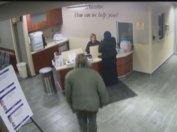 Foto: Detik-detik Penyerangan Perempuan Berhijab di RS Michigan