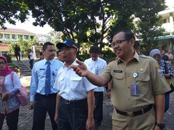 Mendikbud Muhadjir Tinjau Pelaksanaan UN di SMKN 29 Jakarta