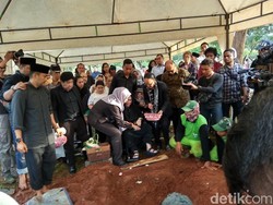 Suami Rachmawati Dimakamkan Secara Militer