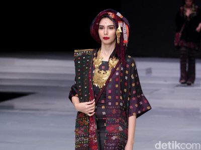25 Koleksi Busana Ghea Panggabean yang Terinspirasi Keindahan Kain Ulos