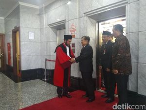 Tiba di MK, JK Beri Selamat ke Anwar Usman