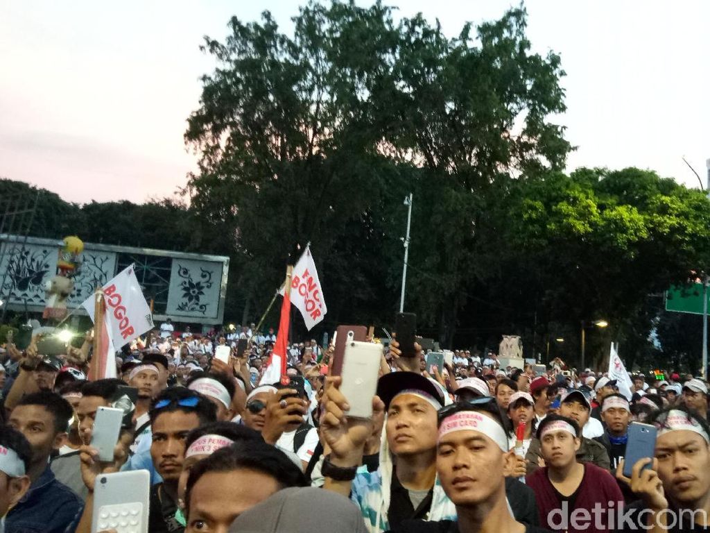 Usai Bertemu Kominfo, Massa Tukang Pulsa Bubar Usai Bertemu Kominfo, Massa Tukang Pulsa Bubar