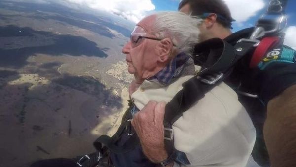 Foto: Terjun Bebas, Cara Kakek Ini Rayakan Ultah ke-100